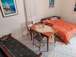 Akrotiri Cosy Studio with Patio and View