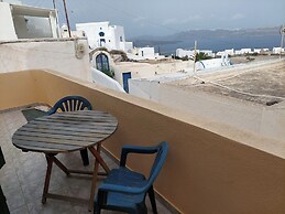 Akrotiri Cosy Studio with Patio and View