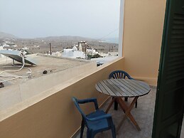 Akrotiri Cosy Studio with Patio and View