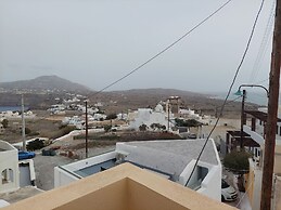 Akrotiri Cosy Studio with Patio and View