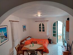 Akrotiri Cosy Studio with Patio and View