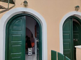 Akrotiri Cosy Studio with Patio and View