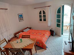 Akrotiri Cosy Studio with Patio and View