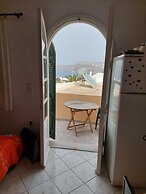 Akrotiri Cosy Studio with Patio and View