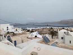 Akrotiri Cosy Studio with Patio and View