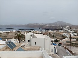 Akrotiri Cosy Studio with Patio and View