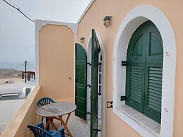 Akrotiri Cosy Studio with Patio and View