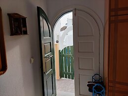 Akrotiri Cosy Studio with Patio and View