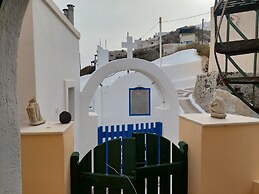 Akrotiri Cosy Studio with Patio and View