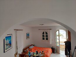 Akrotiri Cosy Studio with Patio and View