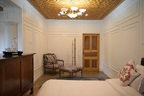 Tree of Life Lakeside Cottage Srinagar