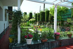 Tree of Life Lakeside Cottage Srinagar