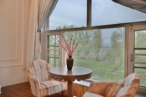 Tree of Life Lakeside Cottage Srinagar