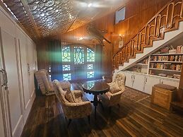 Tree of Life Lakeside Cottage Srinagar