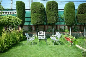 Tree of Life Lakeside Cottage Srinagar