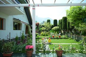 Tree of Life Lakeside Cottage Srinagar