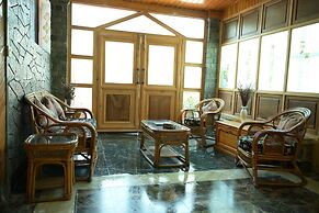 Tree of Life Lakeside Cottage Srinagar