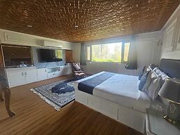 Tree of Life Lakeside Cottage Srinagar