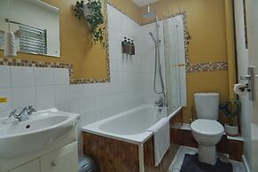 Family Friendly Rural Riverside 5-bed Cottage