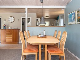 6 Person Holiday Home in Hemmet