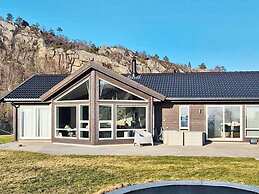 10 Person Holiday Home in Lindesnes