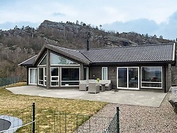 10 Person Holiday Home in Lindesnes