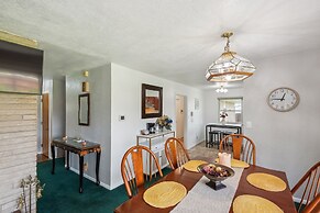 Elkhart Haven: Cozy Family Retreat 3 Bedroom Home by RedAwning