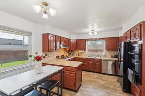 Elkhart Haven: Cozy Family Retreat 3 Bedroom Home by RedAwning