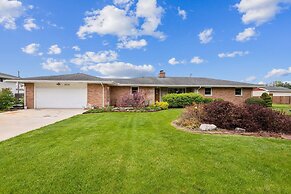 Elkhart Haven: Cozy Family Retreat 3 Bedroom Home by RedAwning