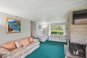 Elkhart Haven: Cozy Family Retreat 3 Bedroom Home by RedAwning