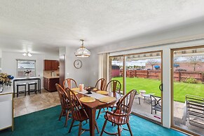 Elkhart Haven: Cozy Family Retreat 3 Bedroom Home by RedAwning