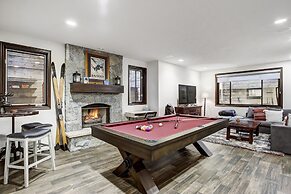 Exquisite, Private Mountain Home Retreat 4 Bedroom Home by RedAwning