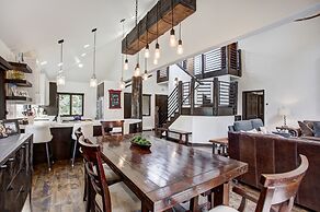 Exquisite, Private Mountain Home Retreat 4 Bedroom Home by RedAwning