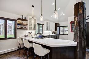 Exquisite, Private Mountain Home Retreat 4 Bedroom Home by RedAwning