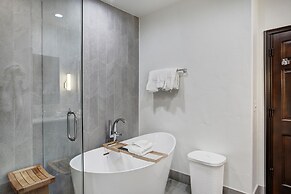 Exquisite, Private Mountain Home Retreat 4 Bedroom Home by RedAwning