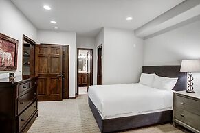 Exquisite, Private Mountain Home Retreat 4 Bedroom Home by RedAwning