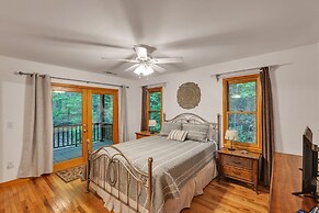 Lakefront Cabin Bordering Nat Park W/ Hot Tub! 2 Bedroom Cabin by RedA