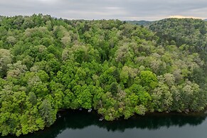 Lakefront Cabin Bordering Nat Park W/ Hot Tub! 2 Bedroom Cabin by RedA