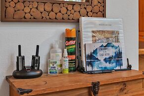 Lakefront Cabin Bordering Nat Park W/ Hot Tub! 2 Bedroom Cabin by RedA