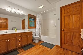 Lakefront Cabin Bordering Nat Park W/ Hot Tub! 2 Bedroom Cabin by RedA