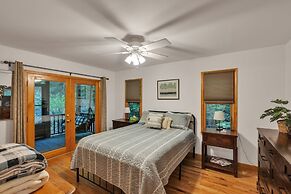 Lakefront Cabin Bordering Nat Park W/ Hot Tub! 2 Bedroom Cabin by RedA