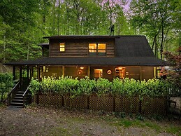 Lakefront Cabin Bordering Nat Park W/ Hot Tub! 2 Bedroom Cabin by RedA