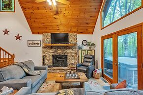 Lakefront Cabin Bordering Nat Park W/ Hot Tub! 2 Bedroom Cabin by RedA