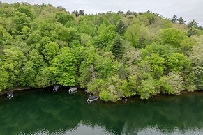 Lakefront Cabin Bordering Nat Park W/ Hot Tub! 2 Bedroom Cabin by RedA