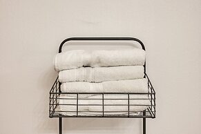 Lakefront Cabin Bordering Nat Park W/ Hot Tub! 2 Bedroom Cabin by RedA