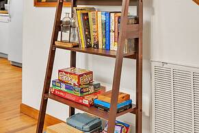 Lakefront Cabin Bordering Nat Park W/ Hot Tub! 2 Bedroom Cabin by RedA