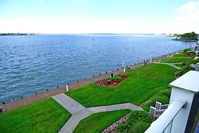 Harbour Island 306l 2 Bedroom Condo by RedAwning