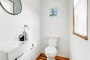 Charming Home - 2 Mi to Niagara Falls State Park!