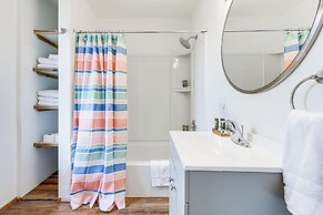 Charming Home - 2 Mi to Niagara Falls State Park!