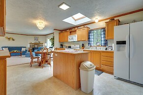 Serene Zanesville Getaway: Hot Tub, 2 Decks!